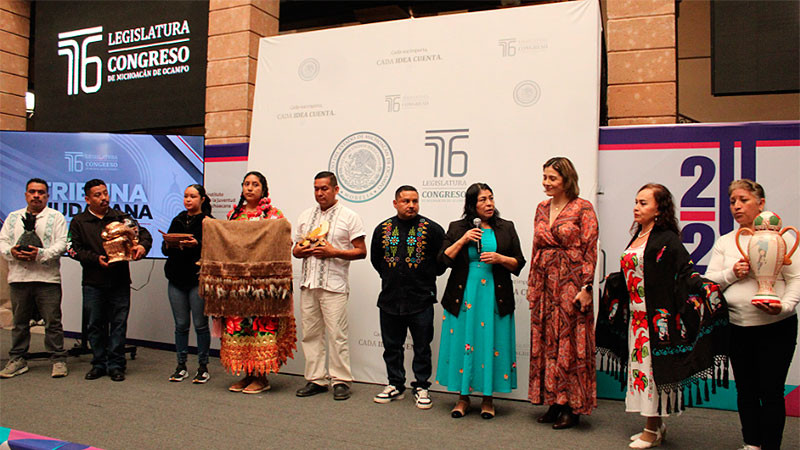Brissa Arroyo recibe a artesanos michoacanos en el Congreso del Estado  