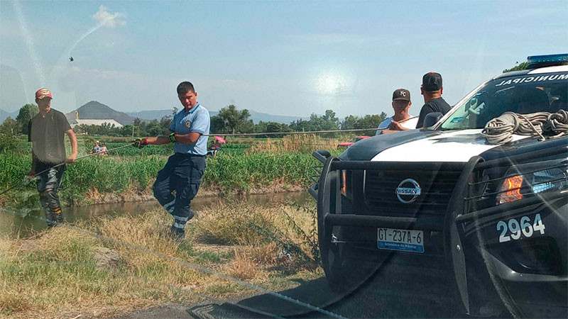 Localizan un cuerpo flotando en un canal de la comunidad de Tres Puentes en Celaya, Guanajuato  