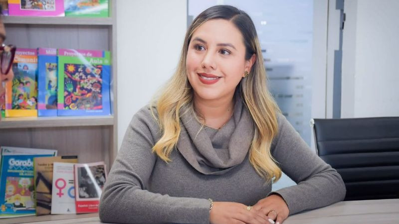 Dayana Pérez Mendoza gestiona apoyos educativos para escuelas de Salvador Escalante 