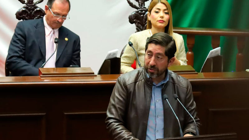 Abraham Espinoza presenta iniciativa para prohibir que niñas y niños viajen sin protección en motocicletas 