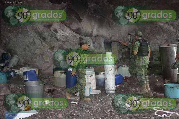  Hallan narcolaboratorio al interior de una cueva en Buenavista, Michoacán - Foto 0 