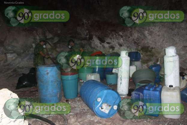  Hallan narcolaboratorio al interior de una cueva en Buenavista, Michoacán - Foto 11 