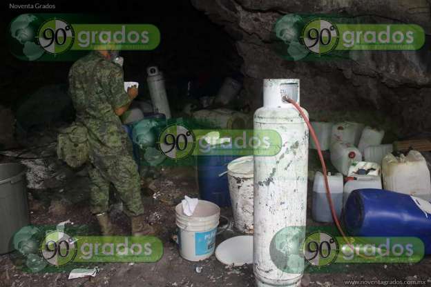  Hallan narcolaboratorio al interior de una cueva en Buenavista, Michoacán - Foto 8 
