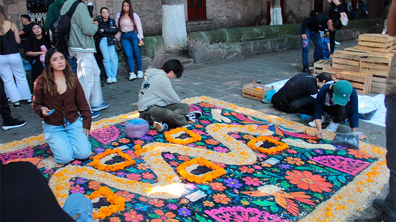 Con altares y tapetes tradicionales, Morelia vive el Día de Muertos 