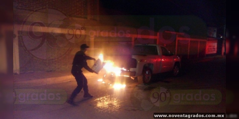 Con bombas molotov incendian un auto en Los Reyes, Michoacán - Foto 0 