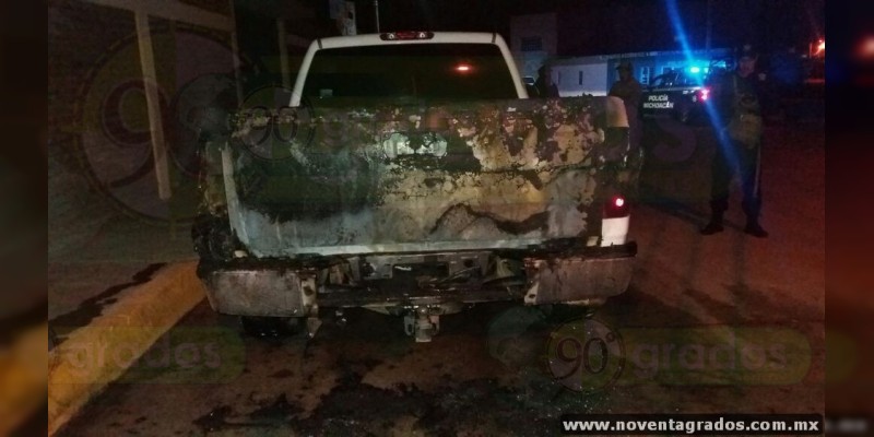 Con bombas molotov incendian un auto en Los Reyes, Michoacán - Foto 1 