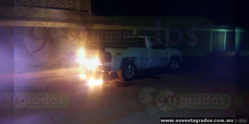 Con bombas molotov incendian un auto en Los Reyes, Michoacán - Foto 3 
