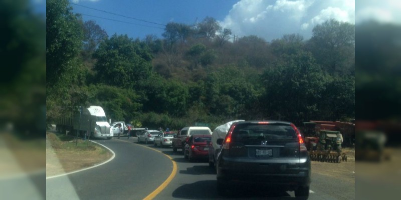 Retienen autos y bloquean  la carretera, en la Meseta Purhépecha - Foto 1 