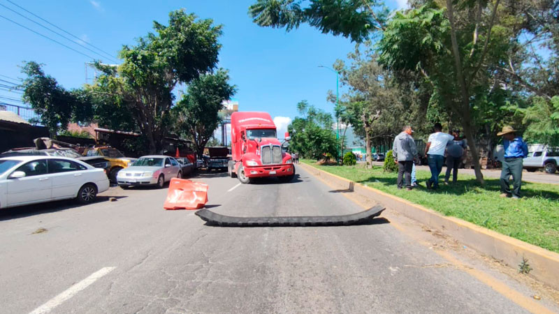 Transportistas bloquean por nueve minutos el acceso a Uruapan; rechazan revisiones a camiones aguacateros 