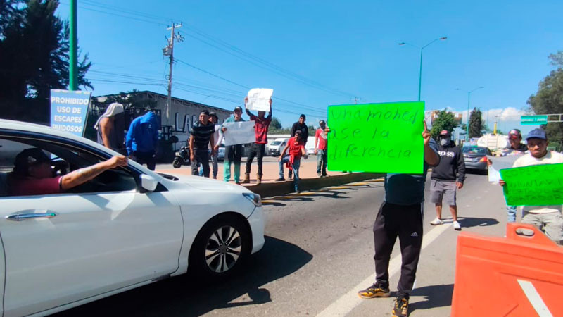 Cortadores de aguacate piden apoyo en el Boulevard Industrial de Uruapan 