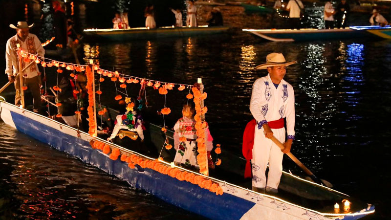 Canales iluminados y ofrendas flotantes en Urandén; última oportunidad de vivir “El camino de las ánimas” 