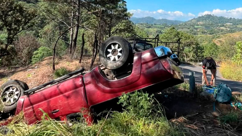 Volcadura vehicular en Tacámbaro, Michoacán deja dos personas heridas  