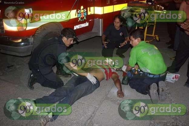 Gravemente herido sujeto tras caer de su moto, en Apatzingán, Michoacán - Foto 1 