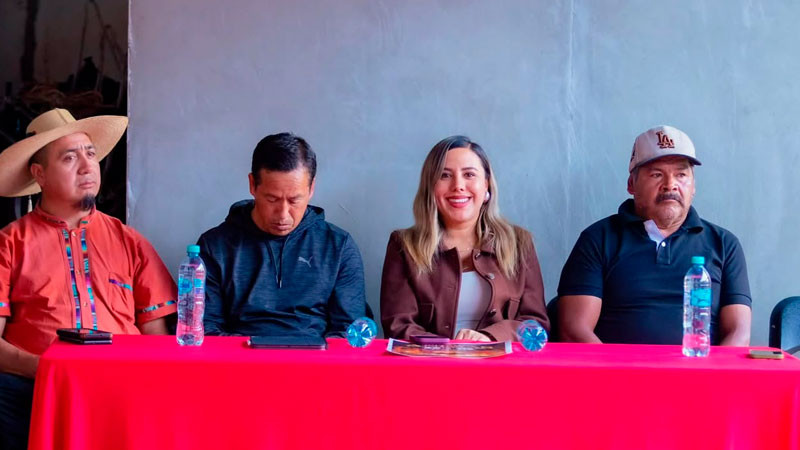 Dayana Pérez Mendoza suma esfuerzos con la comunidad de Zirahuén para preservar la Noche de Ánimas 
