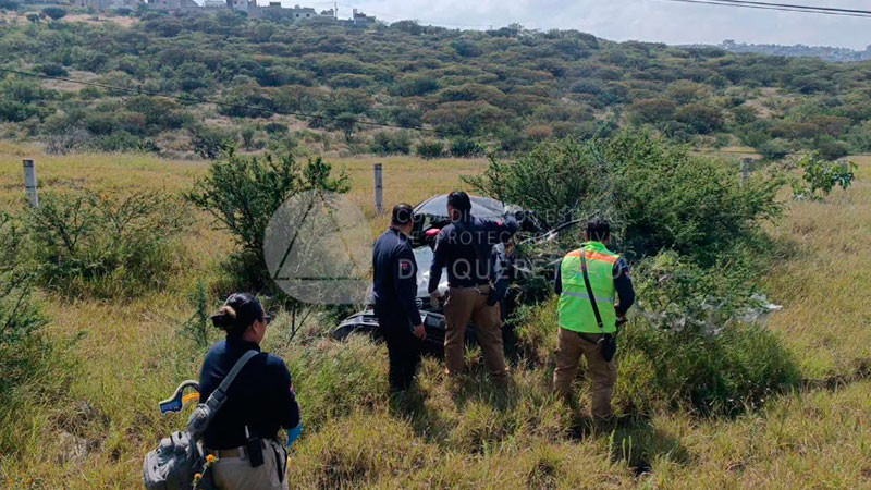 Automóvil se sale del camino y vuelca en el libramiento Surponiente de Corregidora, Querétaro; hay una persona herida 