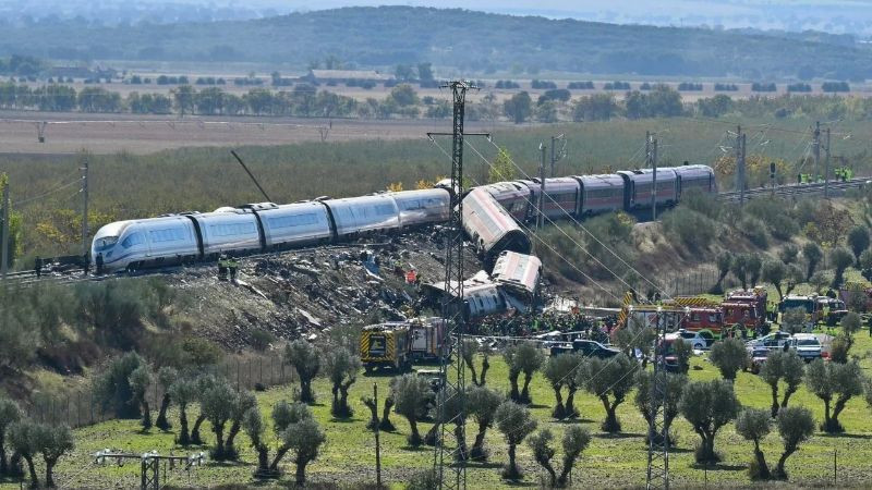 Autoridades realizan 65 autopsias tras accidente ferroviario en Toledo, España 