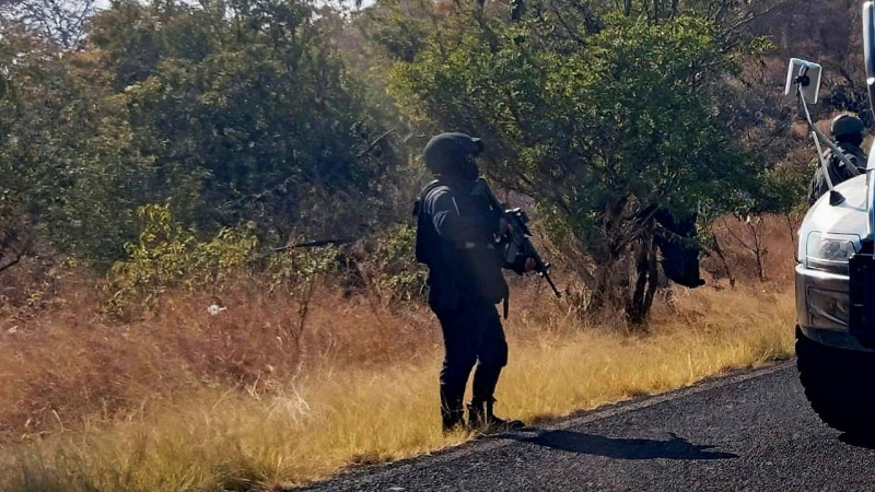Hallan cuerpo con vestimenta táctica, abandonado en carretera de Apatzingan, Michoacan 