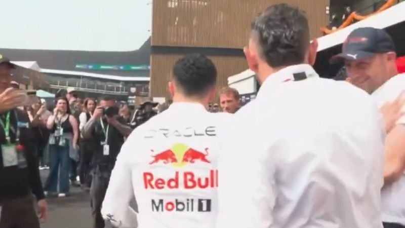 Isaac Hadjar empuja a un aficionado durante el GP de México 