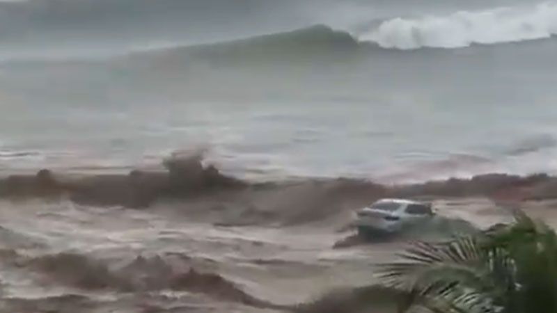 Lluvias inundan Los Cabos; vehículos terminan arrastrados hasta el mar 