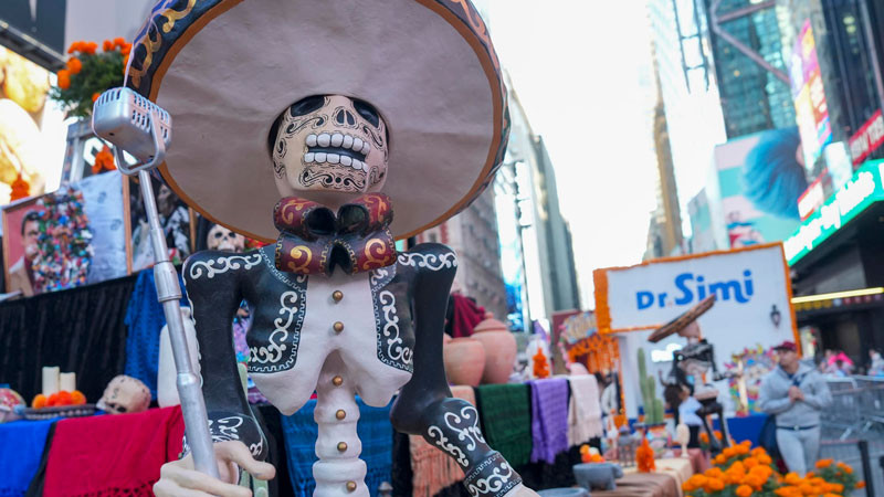 Instalan catrinas y altar de muertos en la plaza Times Square de Nueva York 