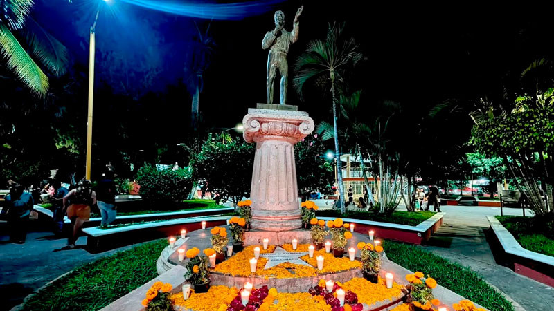 Parácuaro recuerda a Juan Gabriel con un altar en esta Noche de Muertos 