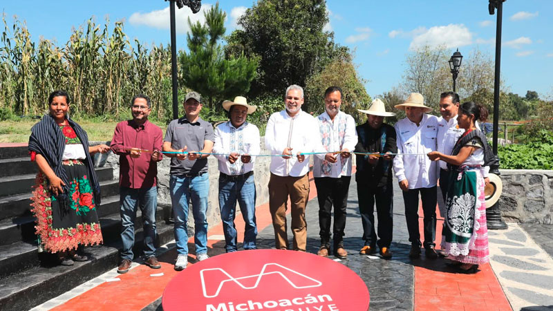 Urandén, ejemplo de turismo comunitario; Bedolla inaugura nuevo andador 