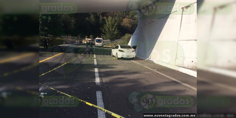 Localizan auto baleado y dos cadáveres en su interior, en la carretera Pátzcuaro-Uruapan - Foto 2 