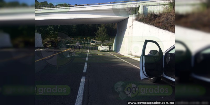 Localizan auto baleado y dos cadáveres en su interior, en la carretera Pátzcuaro-Uruapan - Foto 3 