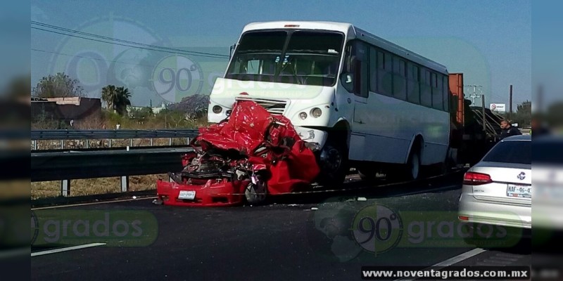 Mueren dos personas en accidente vial en la carretera Salamanca-Querétaro - Foto 0 