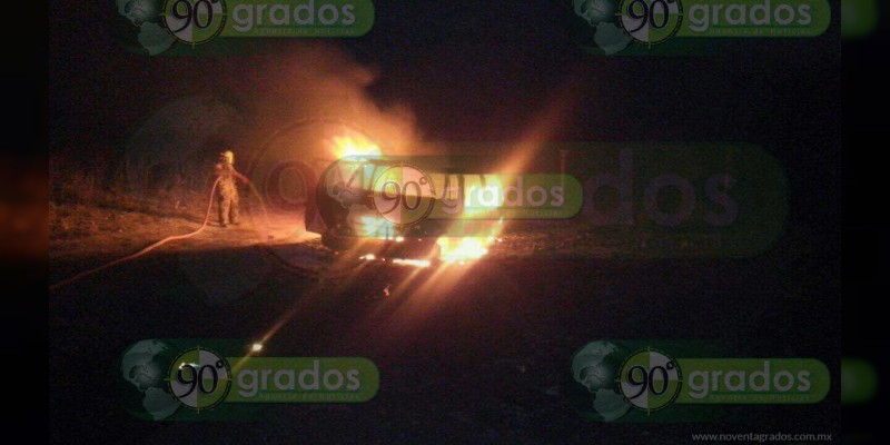 En Tarímbaro arde camioneta con combustible robado - Foto 0 