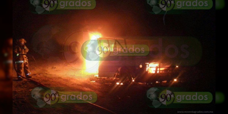 En Tarímbaro arde camioneta con combustible robado - Foto 1 