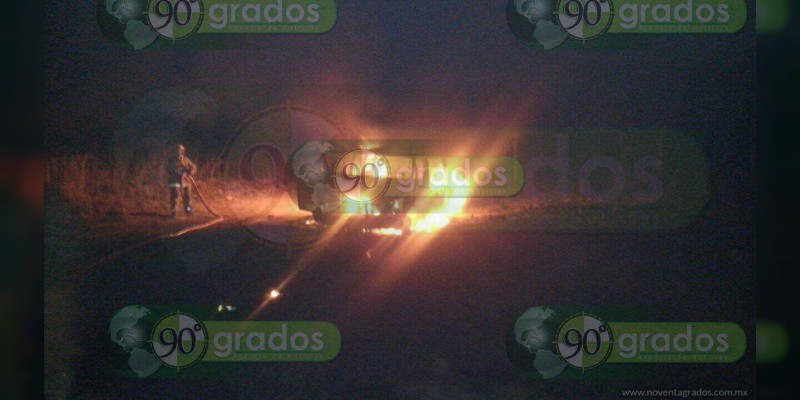 En Tarímbaro arde camioneta con combustible robado - Foto 3 