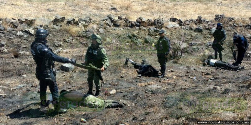 Un muerto y 10 heridos en volcadura del Ejército y Policía en Michoacán; pobladores querían quitarles sicarios detenidos - Foto 1 