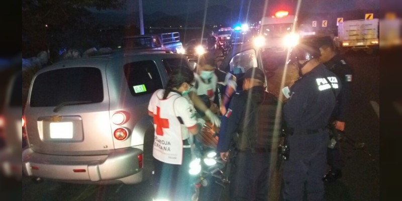 Choque entre auto  y motocicleta en la carretera Los Reyes-Peribán deja dos lesionados - Foto 1 