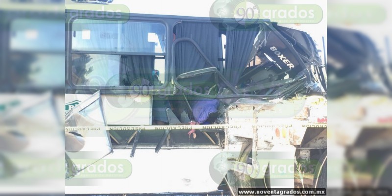 Dos muertos y 15 heridos al estrellarse autobús contra plataforma en Celaya, Guanajuato - Foto 0 