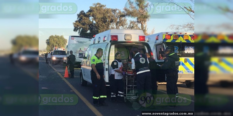 Dos muertos y 15 heridos al estrellarse autobús contra plataforma en Celaya, Guanajuato - Foto 1 