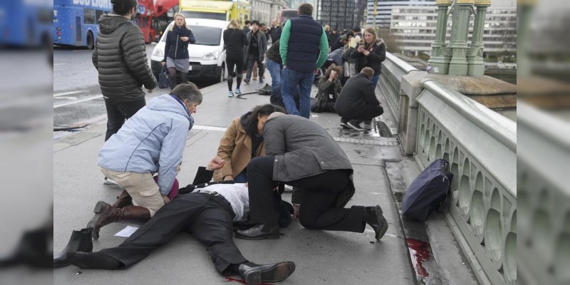 Atentado terrorista en Londres deja cuatro muertos y 20 heridos - Foto 0 