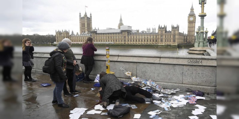 Atentado terrorista en Londres deja cuatro muertos y 20 heridos - Foto 1 