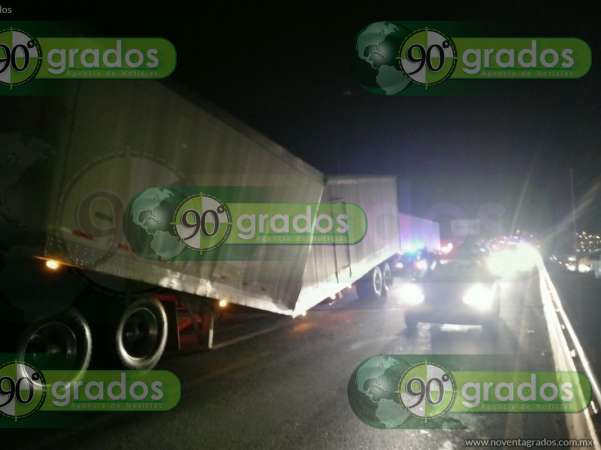 Tráiler con 38 toneladas de limón queda varado a mitad de puente vehicular, en Morelia - Foto 0 