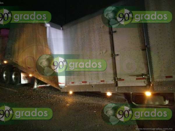 Tráiler con 38 toneladas de limón queda varado a mitad de puente vehicular, en Morelia - Foto 1 