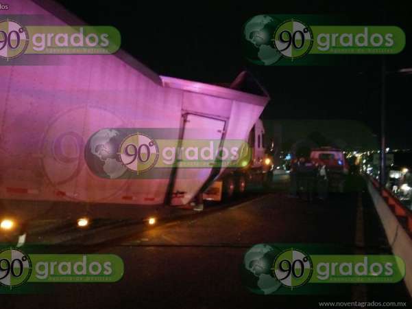 Tráiler con 38 toneladas de limón queda varado a mitad de puente vehicular, en Morelia - Foto 2 
