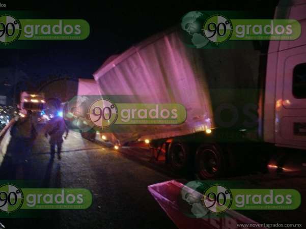 Tráiler con 38 toneladas de limón queda varado a mitad de puente vehicular, en Morelia - Foto 3 