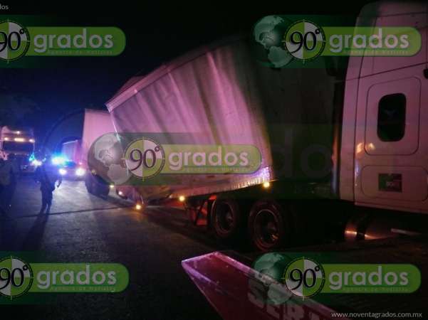Tráiler con 38 toneladas de limón queda varado a mitad de puente vehicular, en Morelia - Foto 4 