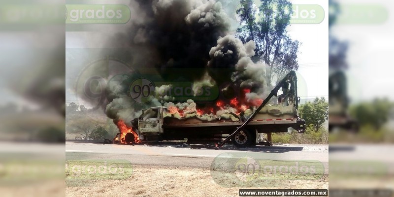 Normalistas incendian tres vehículos en Paracho y Zacapu, Michoacán - Foto 0 