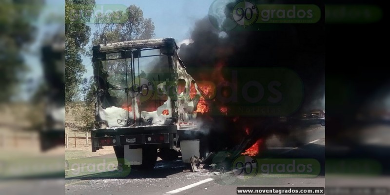 Normalistas incendian tres vehículos en Paracho y Zacapu, Michoacán - Foto 1 