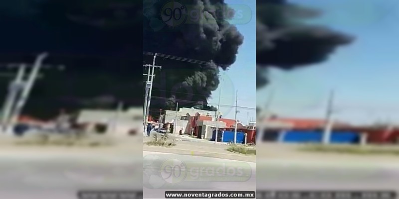 Se accidenta pipa cargada con combustible, en Celaya, Guanajuato; arden casas y vehículos - Foto 0 