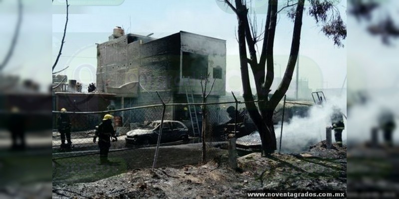 Se accidenta pipa cargada con combustible, en Celaya, Guanajuato; arden casas y vehículos - Foto 1 