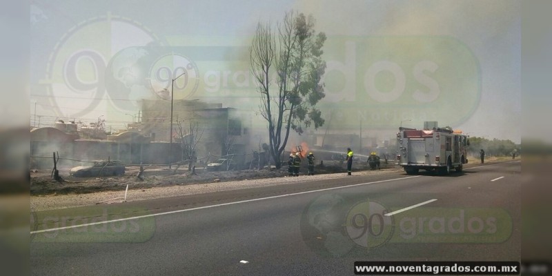 Se accidenta pipa cargada con combustible, en Celaya, Guanajuato; arden casas y vehículos - Foto 2 