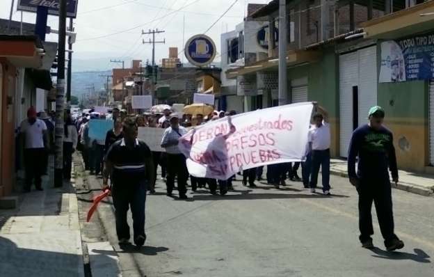 Manifestantes de Ucareo arriban a Queréndaro, Michoacán - Foto 0 