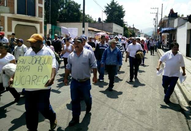 Manifestantes de Ucareo arriban a Queréndaro, Michoacán - Foto 1 